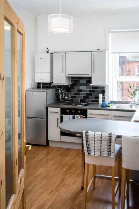 Charming 1-Bed Southside Flat In Great Location Apartment Glasgow Bagian luar foto